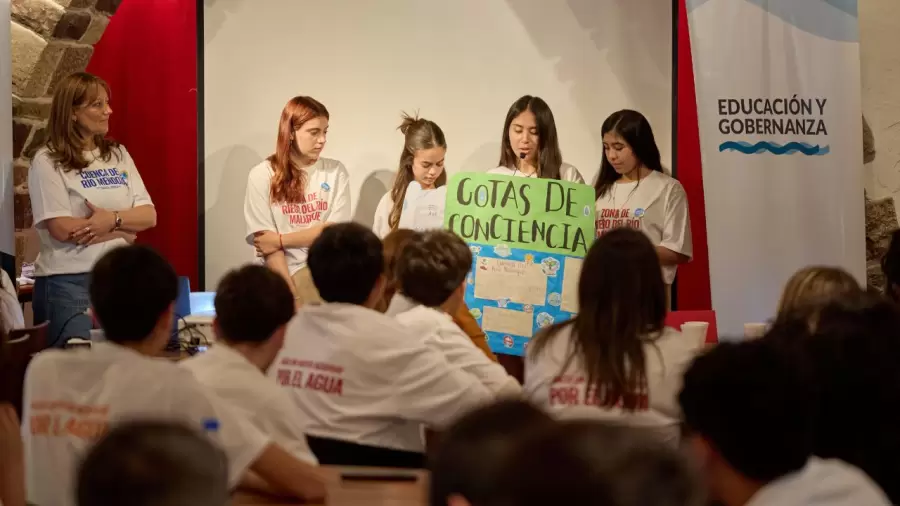 Los jóvenes expusieron problemáticas hídricas de la cuenca a la que la escuela pertenece.