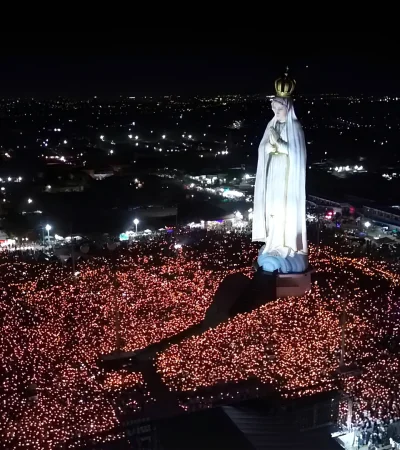 El monumento, dedicado a Nuestra Señora de Fátima, alcanza los 54 metros de altura.