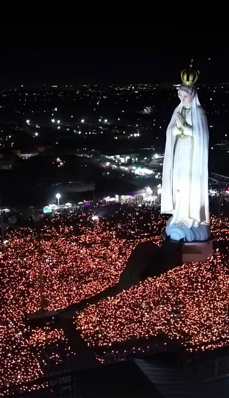 El monumento, dedicado a Nuestra Señora de Fátima, alcanza los 54 metros de altura.