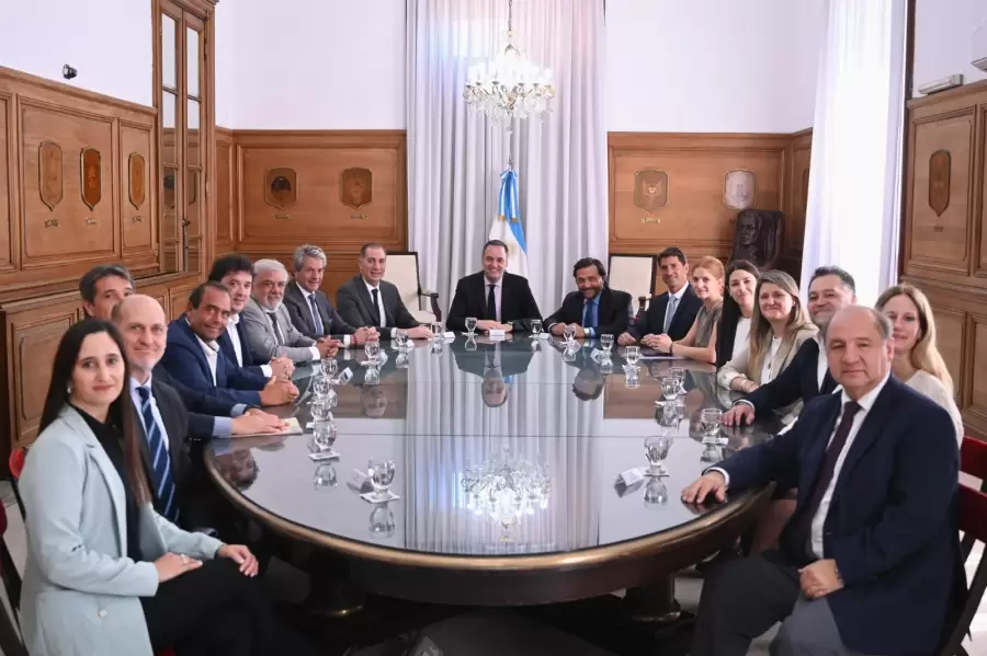 Reunión de funcionarios nacionales con el gobernador Gustavo Sáenz, en la que acordó adoptar el sistema. (Foto: Prensa Gobierno)