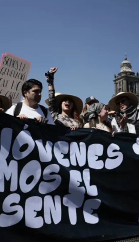 El Zócalo en llamas: ¿Quiénes son los enmascarados que atacaron las vallas?