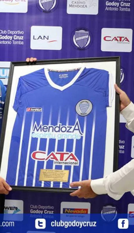 Hermes Rubén Almeida a la derecha y un reconocimiento a su trayectoria en el club