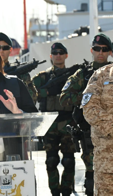 La ministra Bullrich había presentado el plan a bordo de un guardacostas de la Prefectura. (Foto: Ministerio de Seguridad Nacional)
