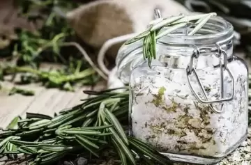 Sal gruesa y romero: el secreto ancestral para tu hogar