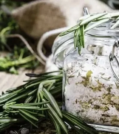 Históricamente, la sal se consideró un filtro de malas vibras, mientras que el romero se vincula con la claridad mental y la armonía.