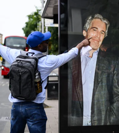 El republicano cedió a la presión y aseguró que está "totalmente a favor" de firmar la ley de desclasificación de los tórridos documentos.