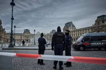 ¿Qué pasa con la seguridad del Louvre? Ahora cuelgan un cuadro en la sala de "La Gioconda"