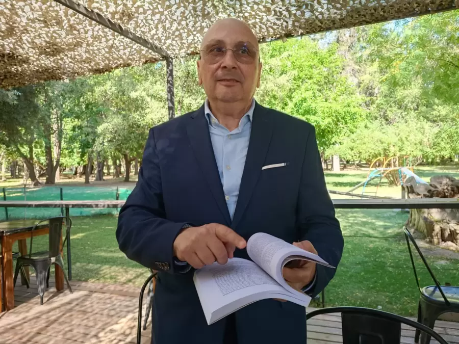 Daniel Pereira presenta su libro "Alberdi, la Indómita Luz" y tiene un prólogo del presidente Javier Milei.