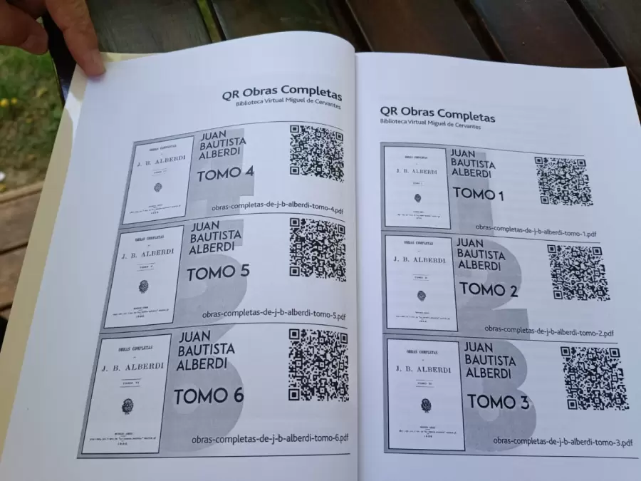 Incluye un código QR que permite acceder a la obra completa de Alberdi en formato digital.