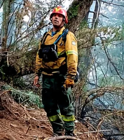 Un brigadista en la zona de Epuyén