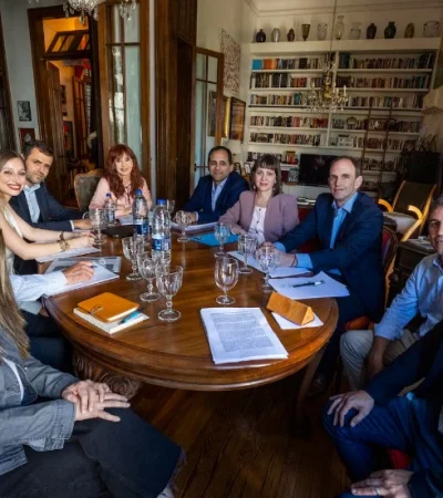 La polémica reunión con nueve economistas que mantuvo el Día del Militante sin autorización grupal.