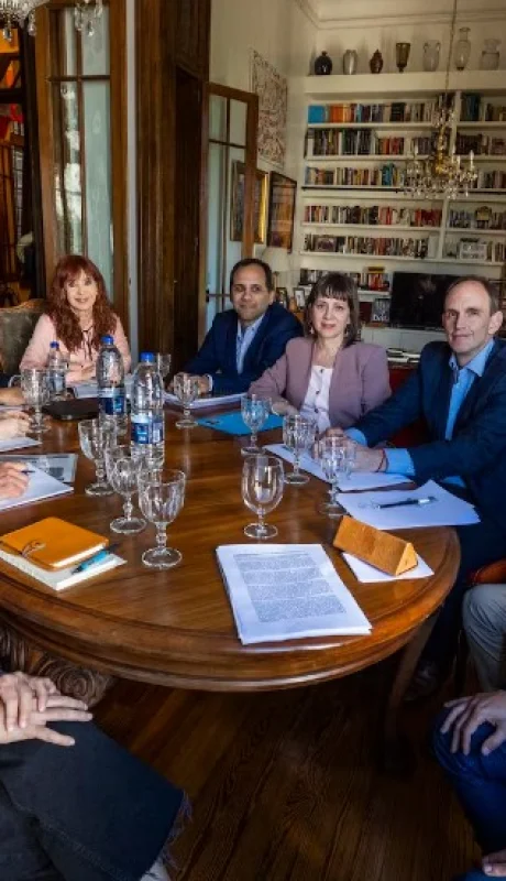 La polémica reunión con nueve economistas que mantuvo el Día del Militante sin autorización grupal.