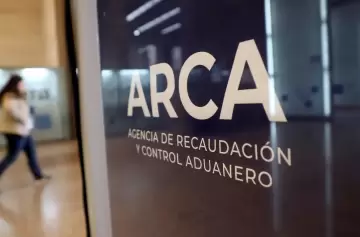 Caputo destraba el comercio exterior con la dolarización de deudas con ARCA