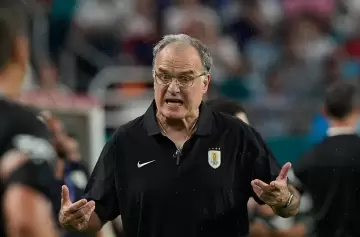 Conferencia de prensa de urgencia: Bielsa hablará en medio de las críticas en Uruguay