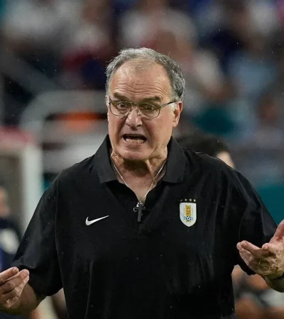Marcelo Bielsa pasa por un momento complicado en Uruguay