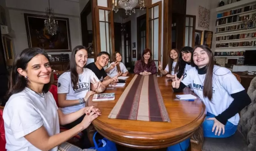 Un encuentro de CFK en su departamento con estudiantes de La Plata. (Imagen: web)