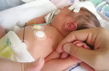 Protección de bebés con drogas en sangre: el fenómeno alarmante que crece