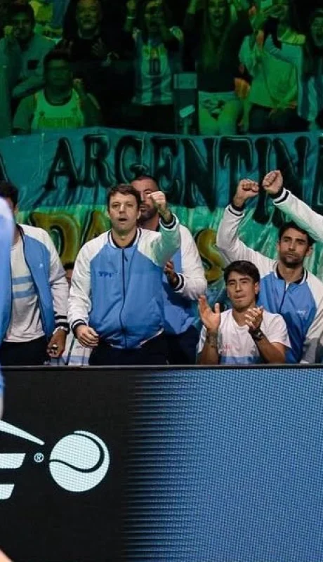 Etcheverry celebra con el equipo y el público argentino