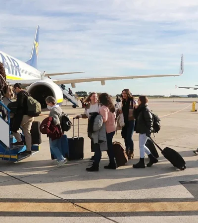 Pasajeros subiendo a un avión.