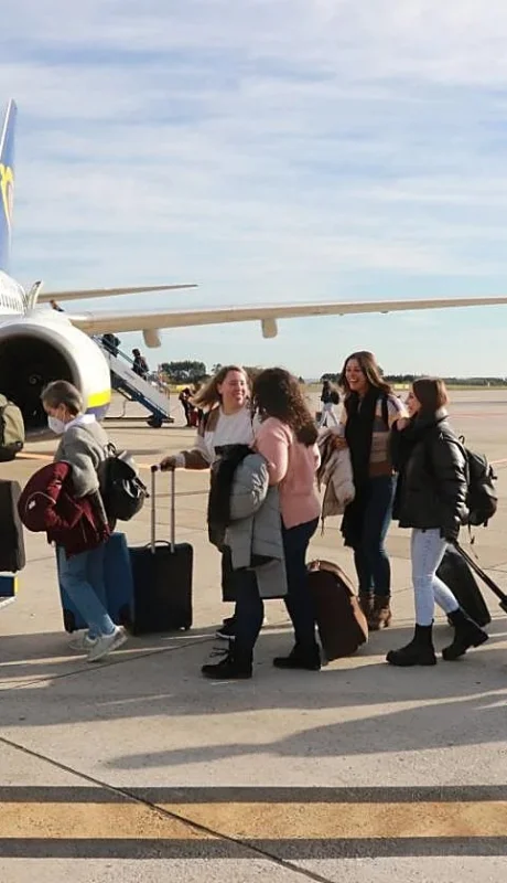 Pasajeros subiendo a un avión.