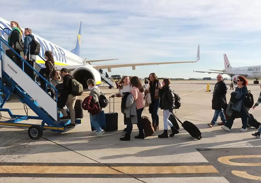 Pasajeros subiendo a un avión.