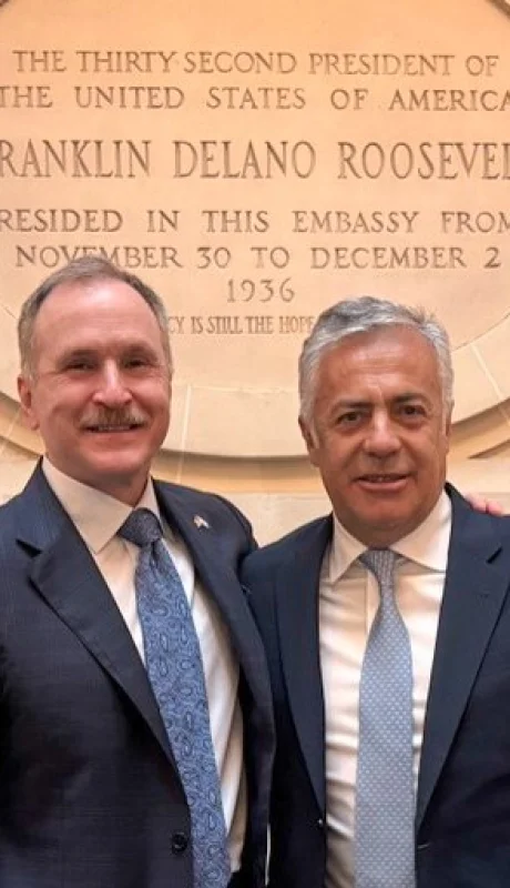 Alfredo Cornejo, el primer gobernador en ser invitado a la embajada