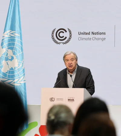 "Tenemos que movernos más rápido hacia un corte drástico en las emisiones", advirtió Guterres.