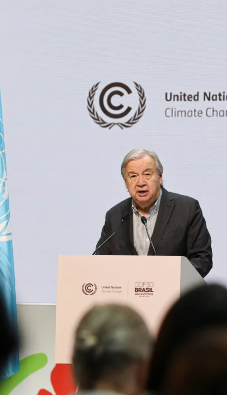 "Tenemos que movernos más rápido hacia un corte drástico en las emisiones", advirtió Guterres.