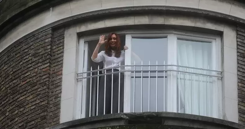 Cristina saluda en el balcón del departamento de Recoleta, donde según los arrepentidos, guardaban el dinero de las coimas. (Foto: archivo web)