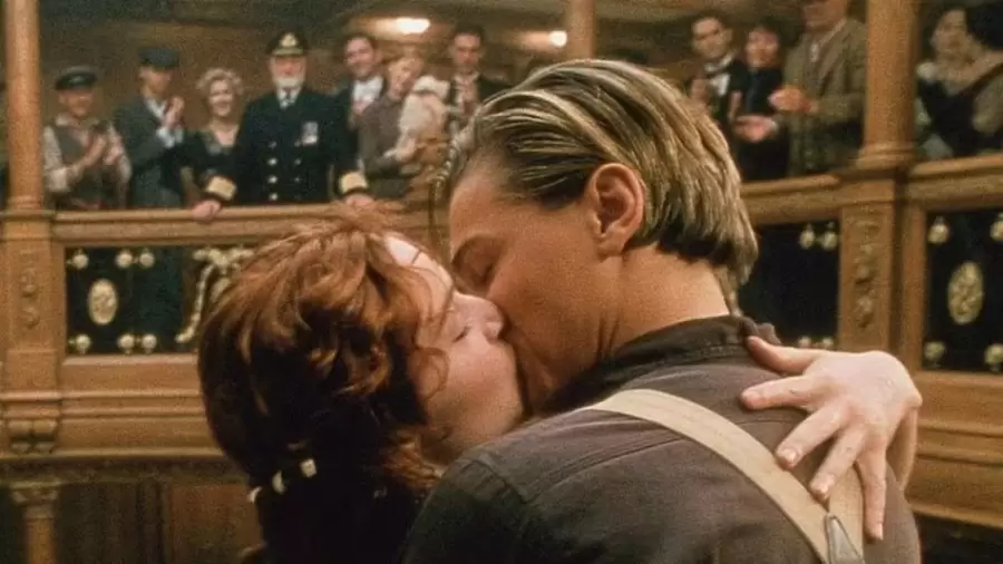 Uno de los más famosos besos en el cine, en la película Titanic. (Foto: archivo web)