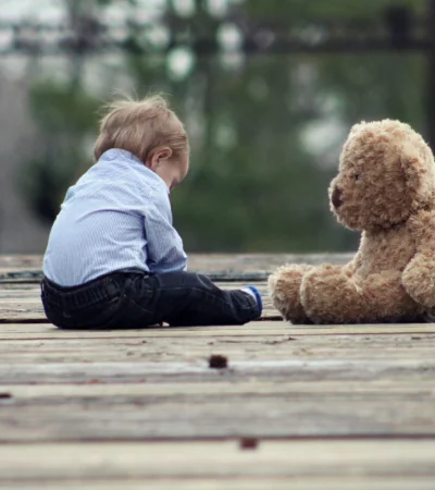 El peluche Kumma fue retirado tras detectarse que daba consejos peligrosos y contenido sexual a menores.