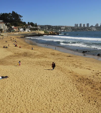 Playa Amarilla es un balneario en Concón, conocido por su arena clara, oleaje suave y ambiente tranquilo.