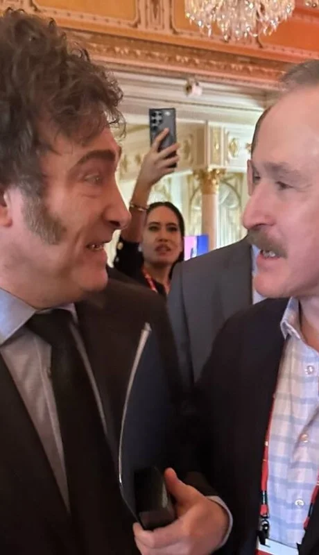 Milei junto a Peter Lamelas.