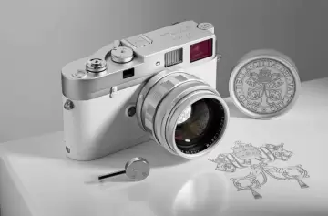 Gesto de amor: remataron una cámara histórica de Francisco por una fortuna para ayudar a los que menos tienen