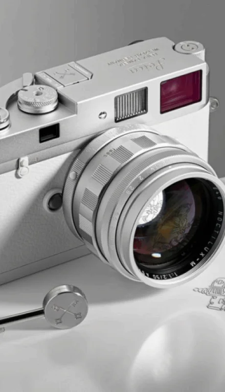 La exclusiva cámara Leica bendecida por Francisco, una joya tecnológica que se transformó en ayuda humanitaria.