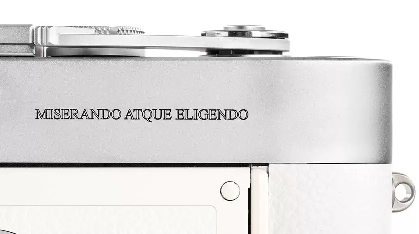 Leica M-A luce un cuerpo blanco en alusión a la vestimenta papal y lleva grabado el escudo del Vaticano junto al lema de Francisco.
