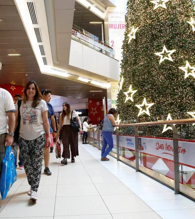 El salto del dólar en Chile reactivó el consumo de argentinos en los malls, donde la diferencia de precio en tecnología y ropa justifica el viaje.