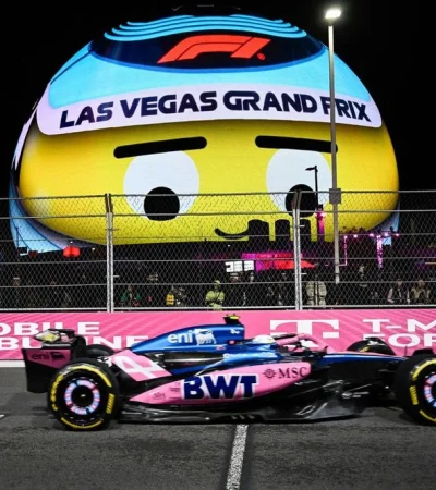 Tras un toque en la primera curva que condicionó su aerodinámica, Franco Colapinto logró llevar el auto hasta la bandera a cuadros.