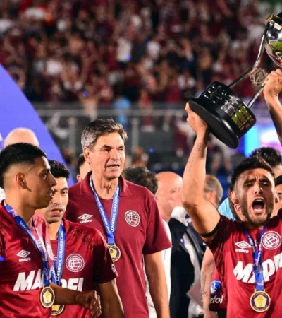 El plantel de Lanús levanta el trofeo que los consagra campeones de la Sudamericana, un premio al coraje y el trabajo en equipo.