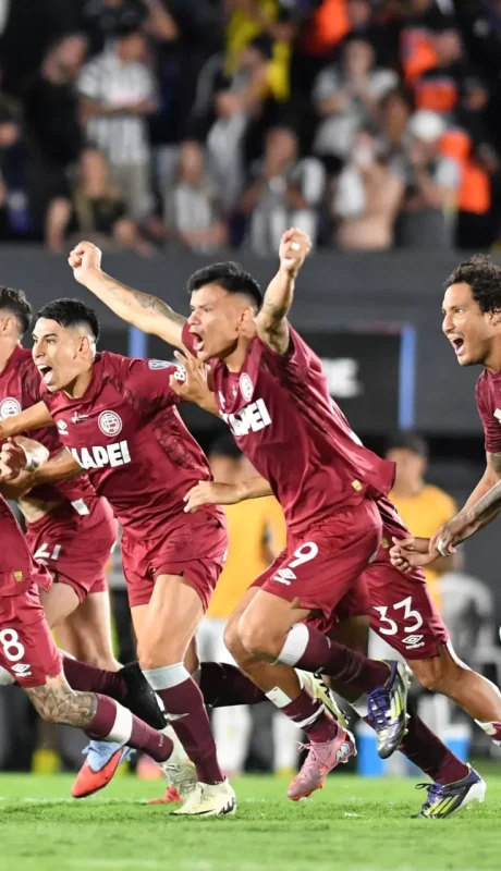 El plantel de Lanús levanta el trofeo que los consagra campeones de la Sudamericana, un premio al coraje y el trabajo en equipo.