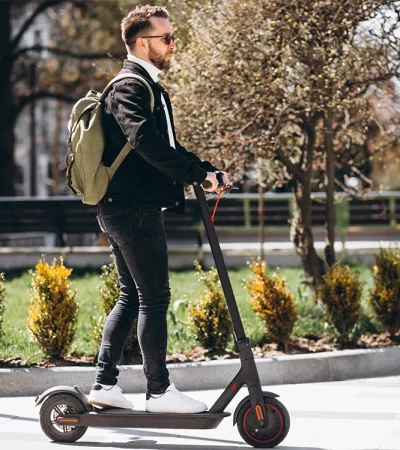 Cada vez más trabajadores optan por el monopatín para reducir los gastos fijos mensuales de combustible y estacionamiento, priorizando el ahorro en su