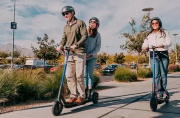 Auto o monopatín eléctrico: una alternativa para cuidar tu bolsillo y ganar tiempo en la ciudad