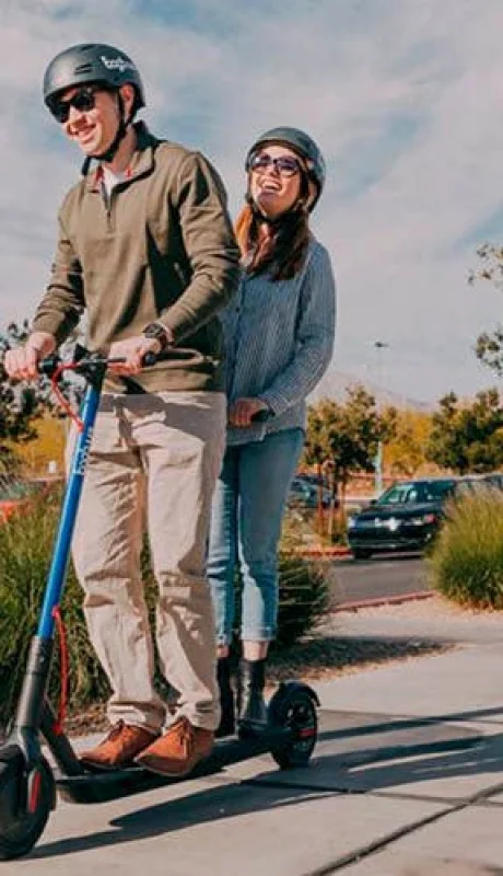 Cada vez más trabajadores optan por el monopatín para reducir los gastos fijos mensuales de combustible y estacionamiento, priorizando el ahorro en su