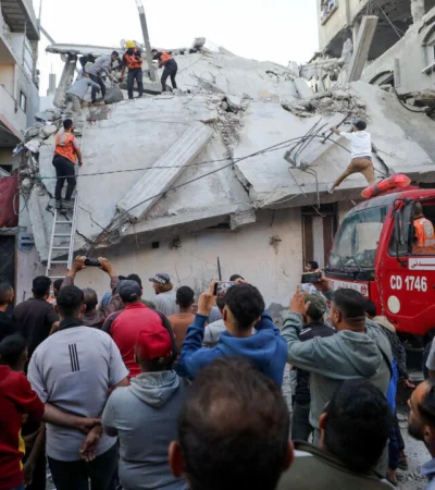Equipos de emergencia y civiles buscan sobrevivientes entre los escombros luego de que se reanudaran los ataques aéreos en zonas residenciales.