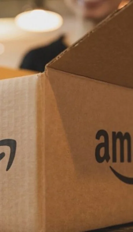 La interfaz de Amazon Bazaar prioriza la visualización rápida de productos "sin marca" y precios bajos, simplificando la búsqueda de ofertas.