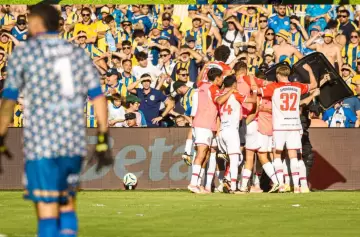 Gol de Cetré, Muslera figura y expulsión: Estudiantes ganó en la cancha y en la polémica ante Central