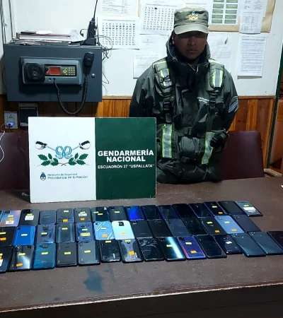 Celulares de contrabando detectados en uno de los operativos de la Gendarmería. (Foto: Ministerio de Seguridad)