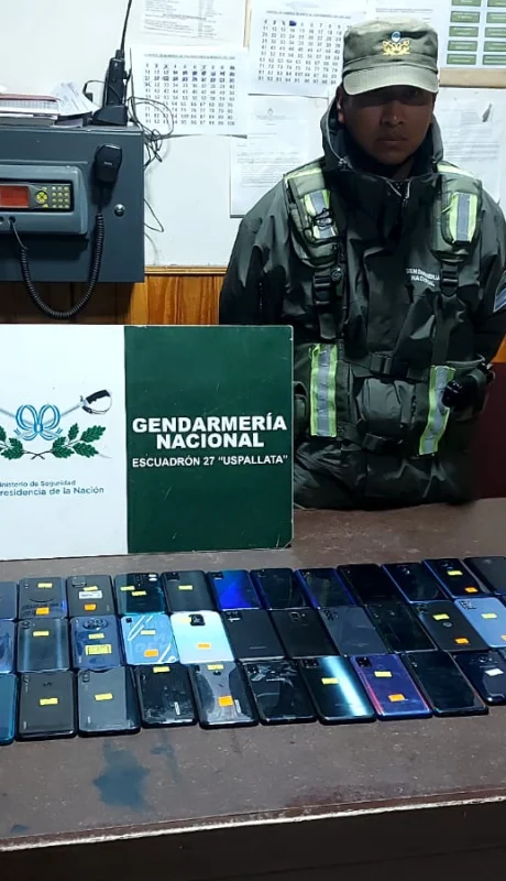 Celulares de contrabando detectados en uno de los operativos de la Gendarmería. (Foto: Ministerio de Seguridad)