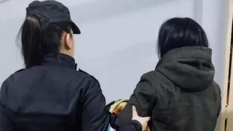 La mujer detenida acusada de matar a su pareja/ Fuente: X