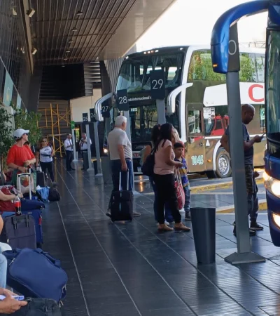 Choferes consultados coincidieron en que el tránsito de viajeros es "bastante movido" y que el fin de semana dejó una afluencia superior al 2024.